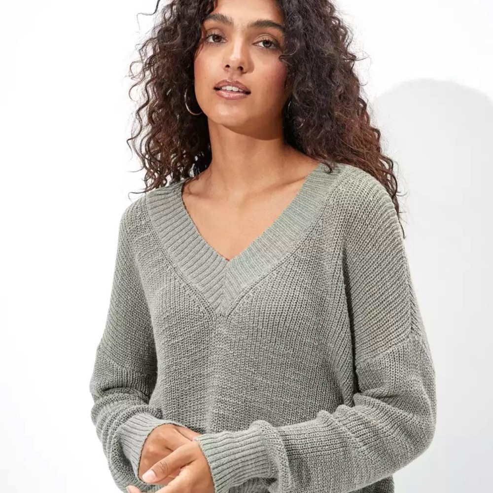 american eagle v neck sweater